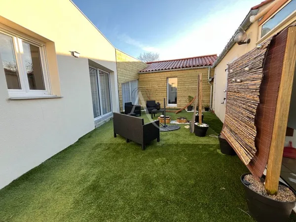 Ensemble immobilier de deux maisons à ST AVAUGOURD DES LANDES.