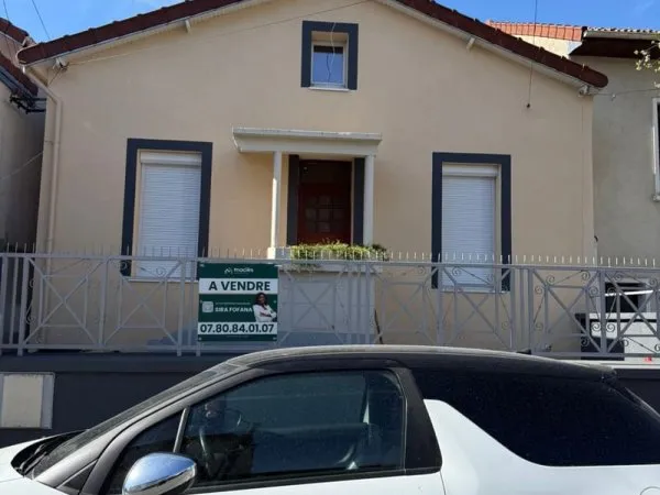 Maison 3 niveaux spacieuse et lumineuse avec grand potentiel