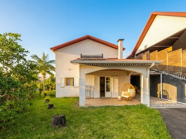 Maison familiale avec grande cuisine extérieure