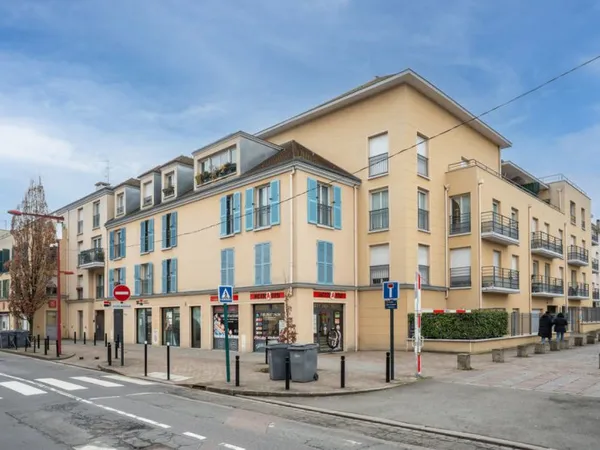 LUMINEUX F3 AVEC BALCON EMPLACEMENT CENTRAL À GONESSE