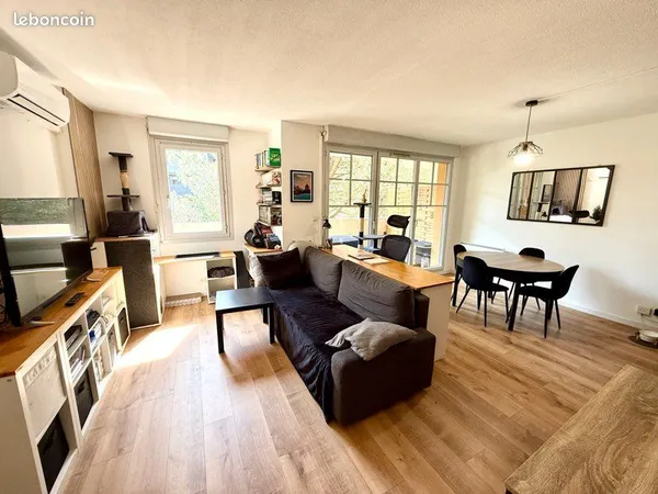T2 47 m² rénové, grande terrasse 18 m², résidence avec piscine