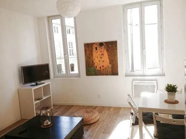 Appartement refait à neuf plein de charme à coté du palais b