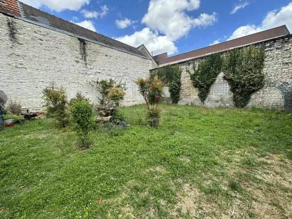 GRANGE de 100 M² avec 182 M² de JARDIN et PARKINGS