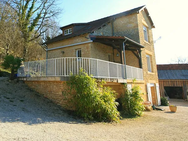 Maison en pierre avec grange