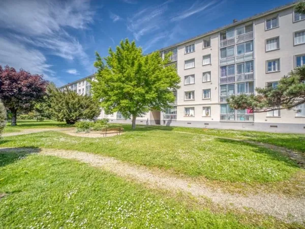 Une belle chambre est disponible dans colocation à 4