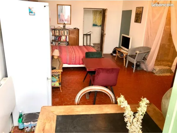 Location jolie studio meublé belle vue à Lurs 500