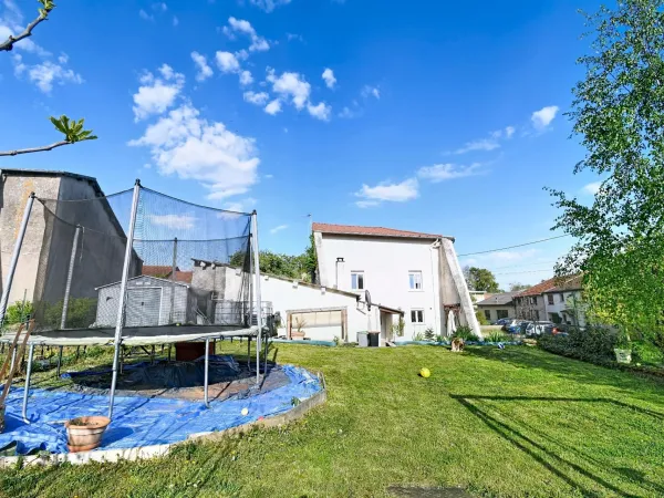 MAISON INDIVIDUELLE FAMILIALE 138 M² AVEC 4 CHAMBRES, PLATEAU AMÉNAGEABLE 100 M², GARAGE ET JARDIN -