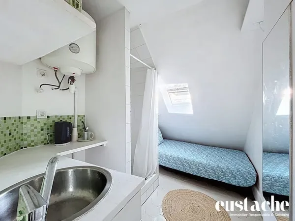 Chambre de service au calme en dernier étage !