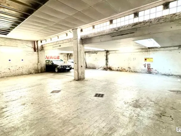 Parking/box 501 m² CARPENTRAS