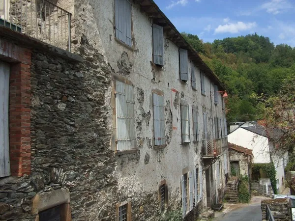 BEL IMMEUBLE SUD FRANCE . Village: petite cité de caractère
