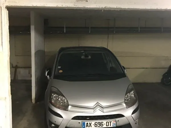 Place de parking quartier Vignerons métro Bérault