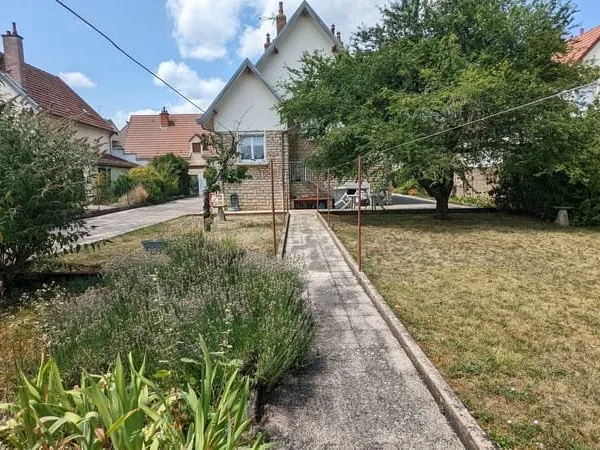 Jolie maison des années 50 sur terrain clos et arboré