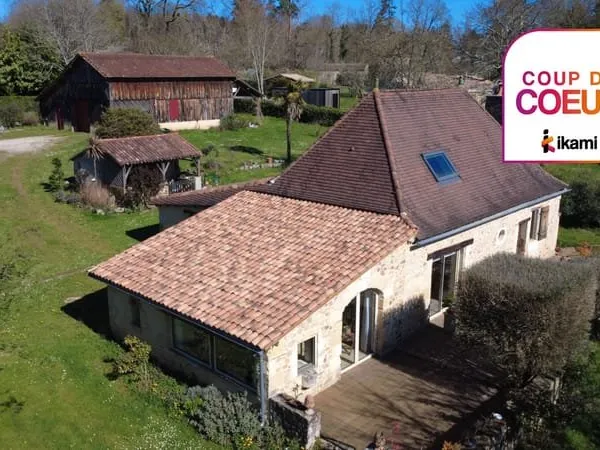 Maison en pierre avec piscine et dépendance à proximité de B