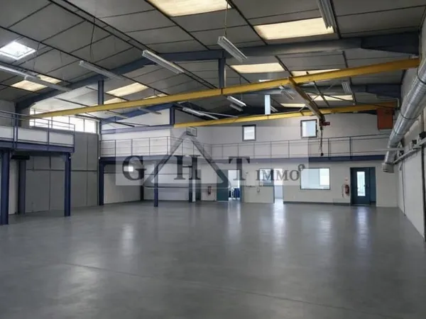 A VENDRE 485 M² ENTREPOT + BUREAUX + TERRAIN A CHELLES
