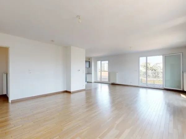 SUPERBE T5 LUMINEUX AVEC TERRASSE ET BALCON A ECULLY