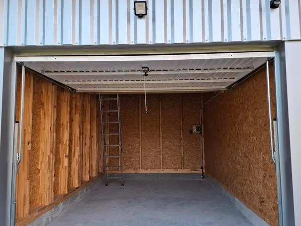 Garage ou dépôt de stockage