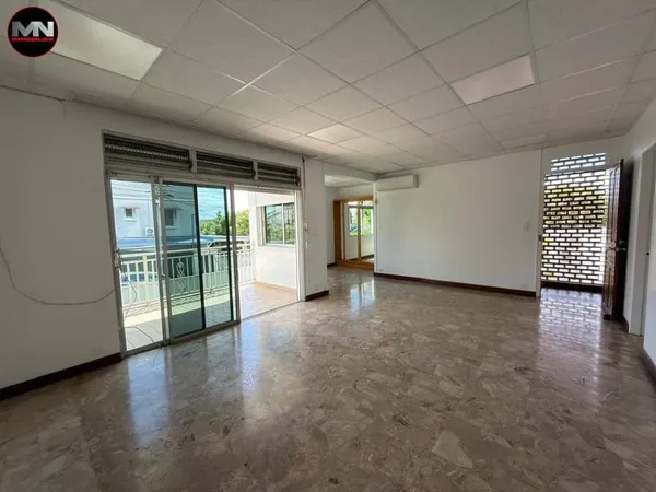Local commercial 102 m²