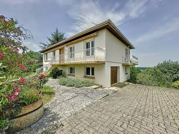A vendre Maison 7 pièces avec garage terrain arboré et vue dégagée