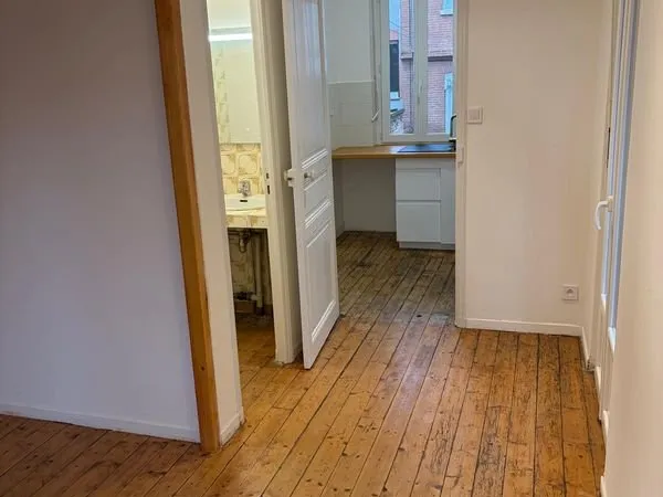 Studio neuf avec mezzanine, balcon et entrée indépendante