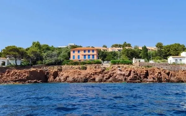 Immeuble sur 3 niveau plein vue mer