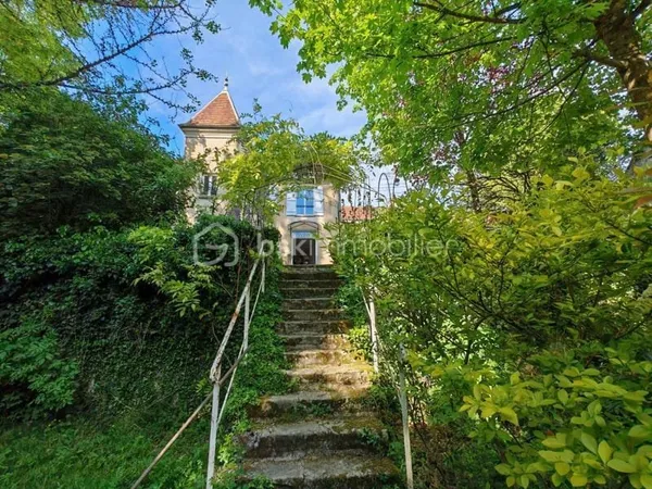 Maison familiale avec gîte indépendant, dépendances et fort potentiel