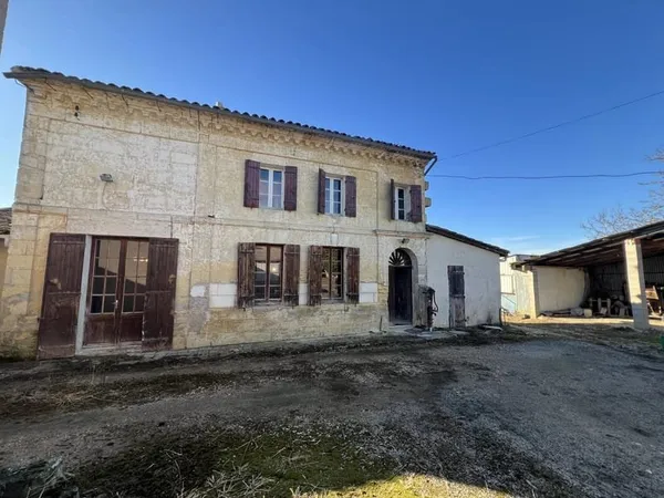 Propriété viticole avec maison en pierre à rénover, chais et garages