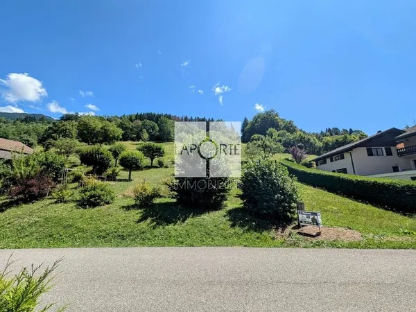 Terrain à bâtir de 800m2 à Thônes
