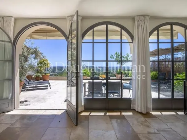 Chateauneuf-De-Grasse - Un appartement avec vue sur la mer et grande terrasse