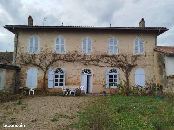 Ancienne batisse de 250m² habitables