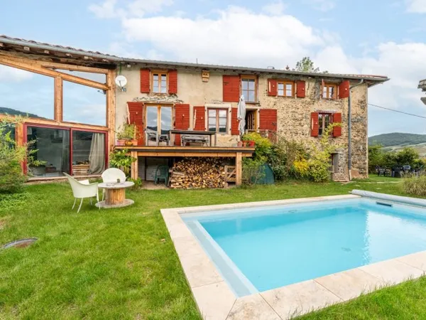 Maison en pierre nichée au coeur d'un hameau du Beaujolais
