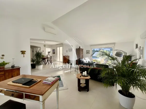 SAINT AYGULF : VILLA AVEC DE BEAUX VOLUMES