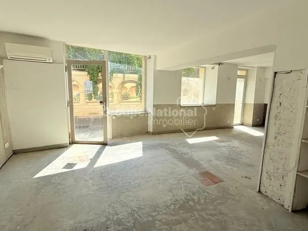Local commercial - 70 m2 environ de surface - Monteux - 3 vitrines
