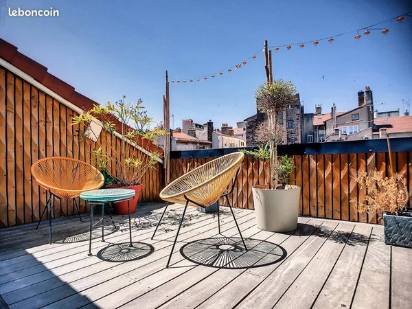 Calme & Lumière : Magnifique Duplex Rénové avec Toit-Terrasse sans vis-à-vis
