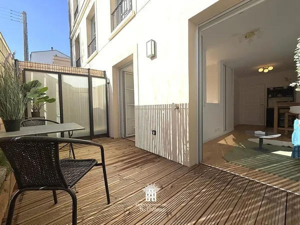 VERSAILLES 104 AV DE PARIS Studio meublé neuf avec coin nuit et terrasse privative. Chauffage inclus