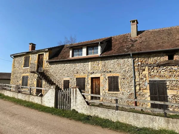 ANCIEN CORPS DE FERME EN PIERRE À RÉNOVER, BELLE SITUATION
