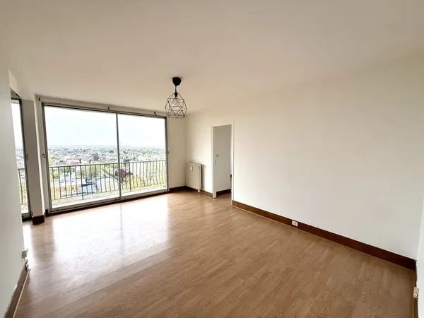 Appartement 3 Pièces avec balcon, parking, cave proche RER,