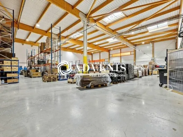 Local d'activité 1077 m²
