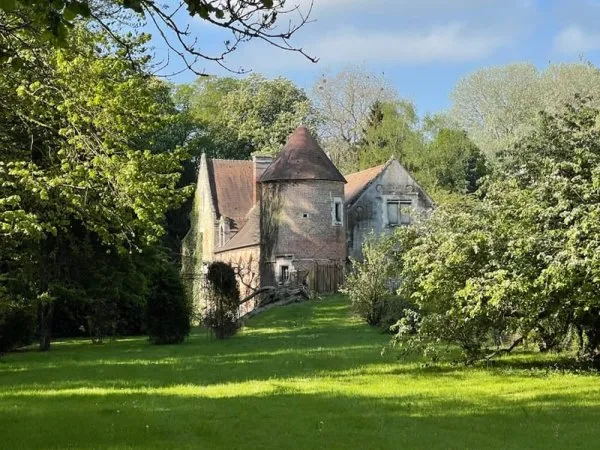 Propriété avec maison d'habitation et une bâtisse à réhabili
