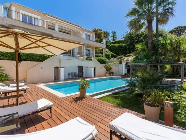 Magnifique villa cinq chambres située sur les hauteurs d'un domaine privé