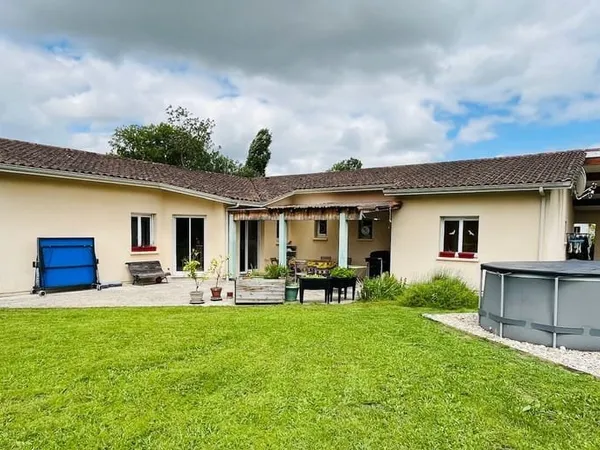 Très belle maison de plain-pied avec grande surface habitable (220m2), 6 chambres, panneaux photovol