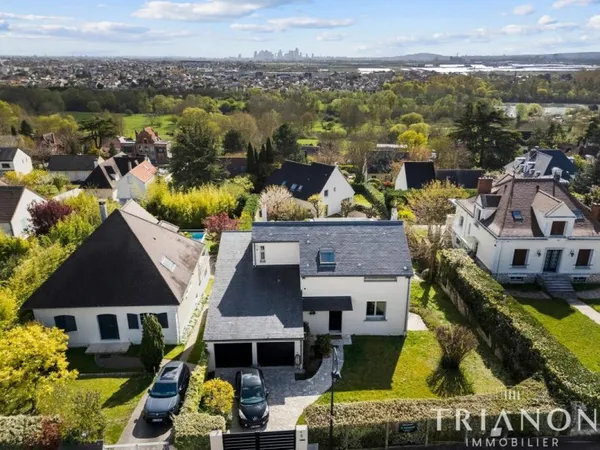 MAISON CONTEMPORAINE AU MESNIL-LE-ROI, AVEC VUES SUR PARIS