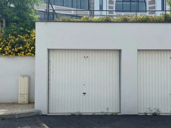 Garage à louer avec prise électrique
