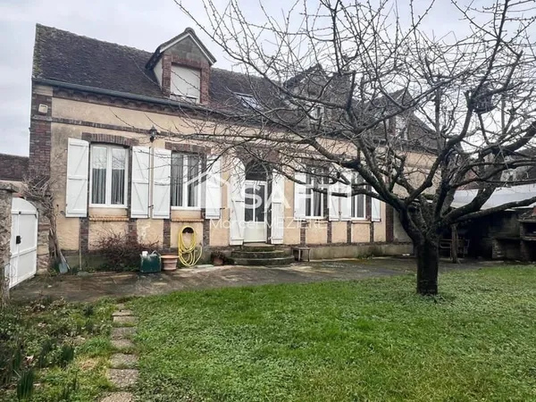 Très belles rénovations sur ce corps de ferme! Grandes dépendances pour artisans également.......