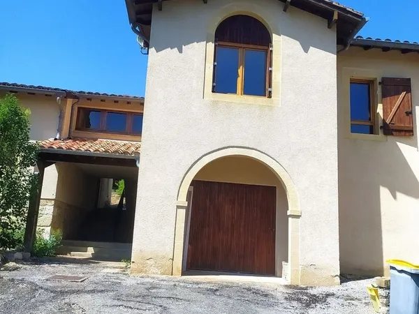 Maison rénovée 3 chambres garage et jardin plein centre village BRUNIQUEL