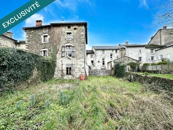 Bien atypique de plus de 350m² au coeur du village