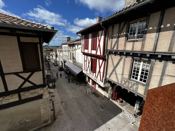 Bel appartement au coeur du village à terminer.