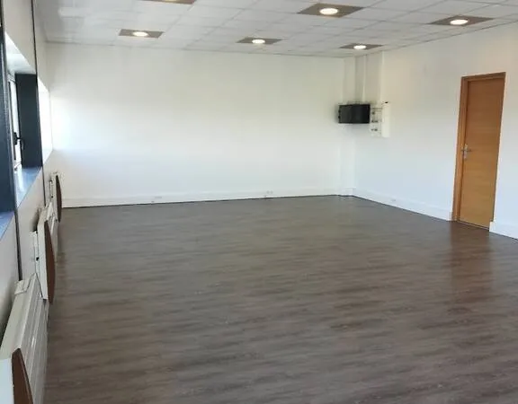 Bureau 56 m²