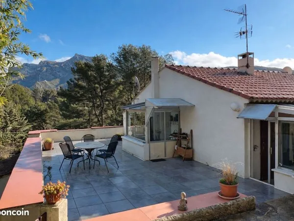 Maison 157 m² divisée en 2 logements - Saint-Pierre-les-Aubagne - calme, terrasses, vue collines