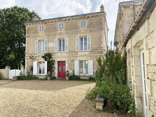 Propriété du XIXe siècle avec 453m2 Habitables sur plus de 2 Hectares clos avec piscine