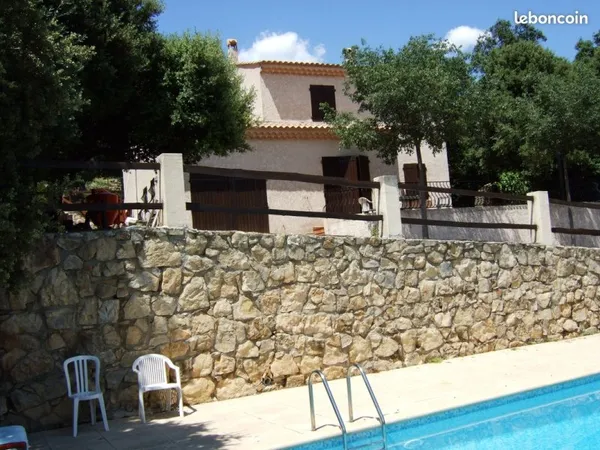 Villa de caractère avec piscine et vue dominante - Sainte-Anastasie-sur-Issole (83136)